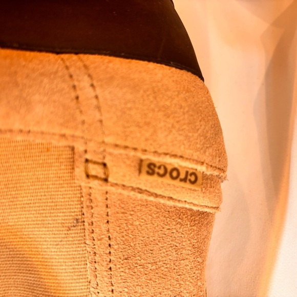 CROCS Sz 9 Tan Suede Ankle Chelsea Ankle Pull On Boots Low Wedge Soles - Picture 9 of 13